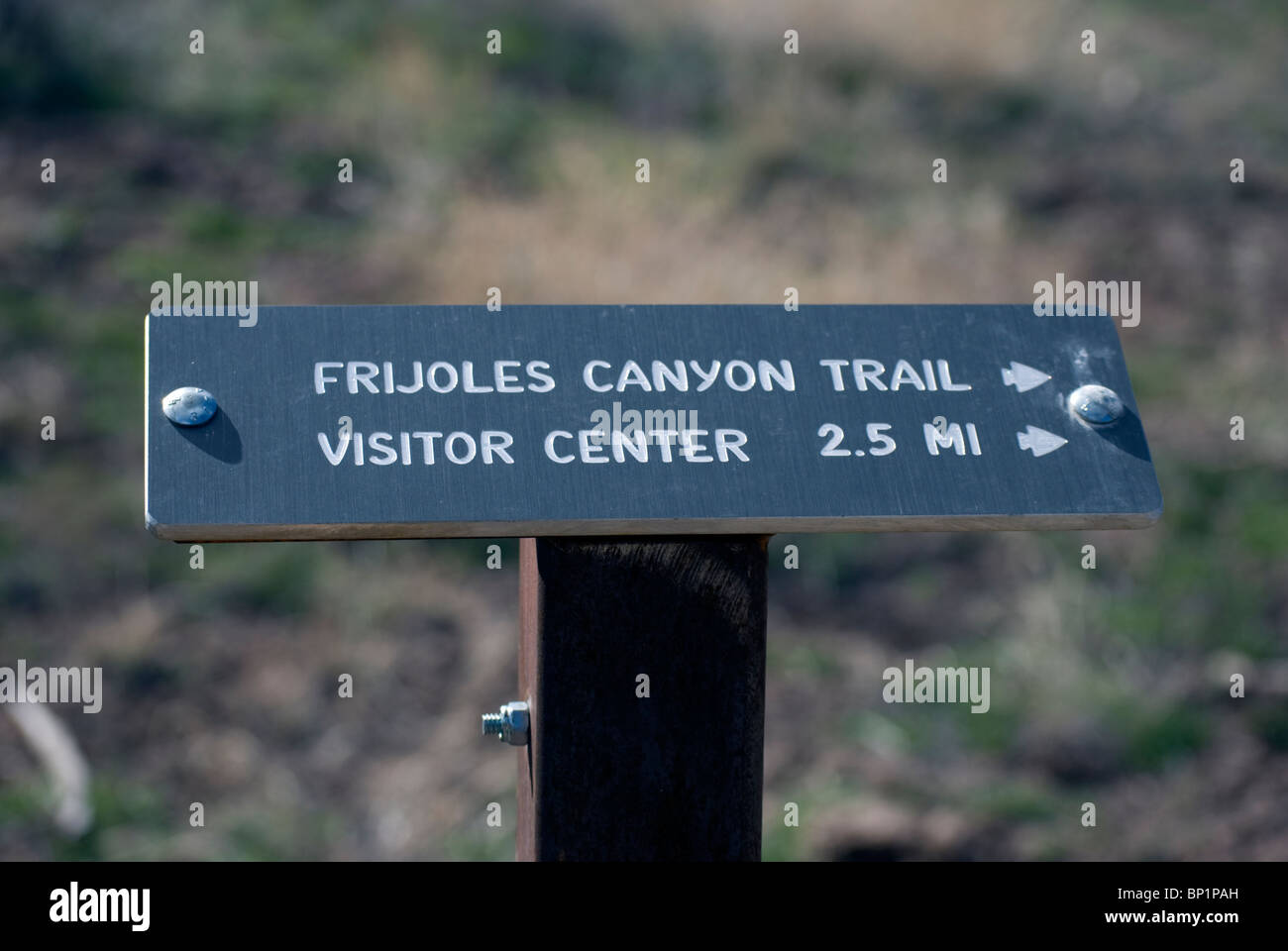Cartello in metallo in Bandelier National Monument Identificazione della direzione del Canyon frijoles (cade) Sentiero e Centro Visitatori. Foto Stock