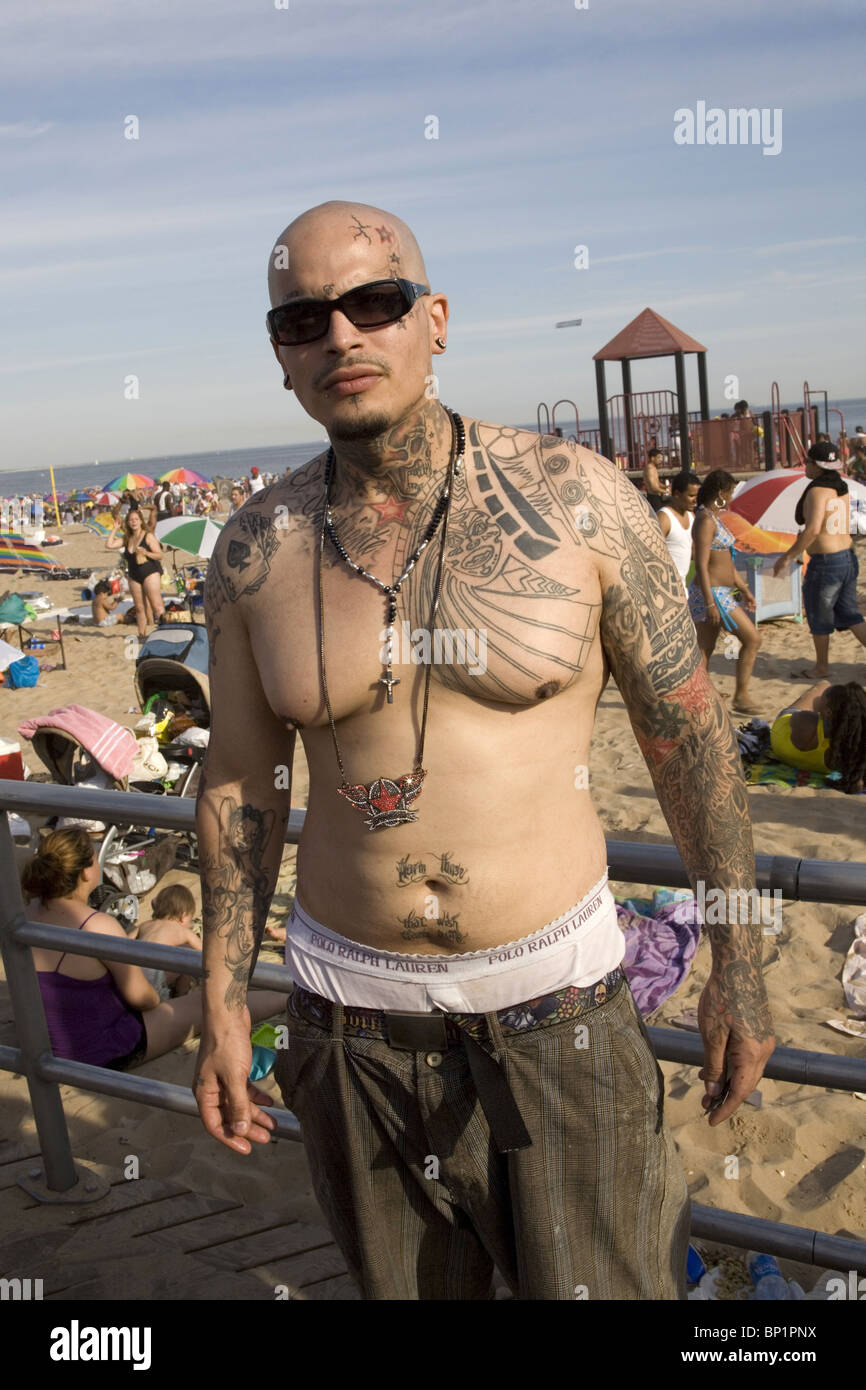 Ritratto di un professionista tattoo artist facendo un po' di auto promozione sul lungomare a Coney Island, Brooklyn, New York. Foto Stock