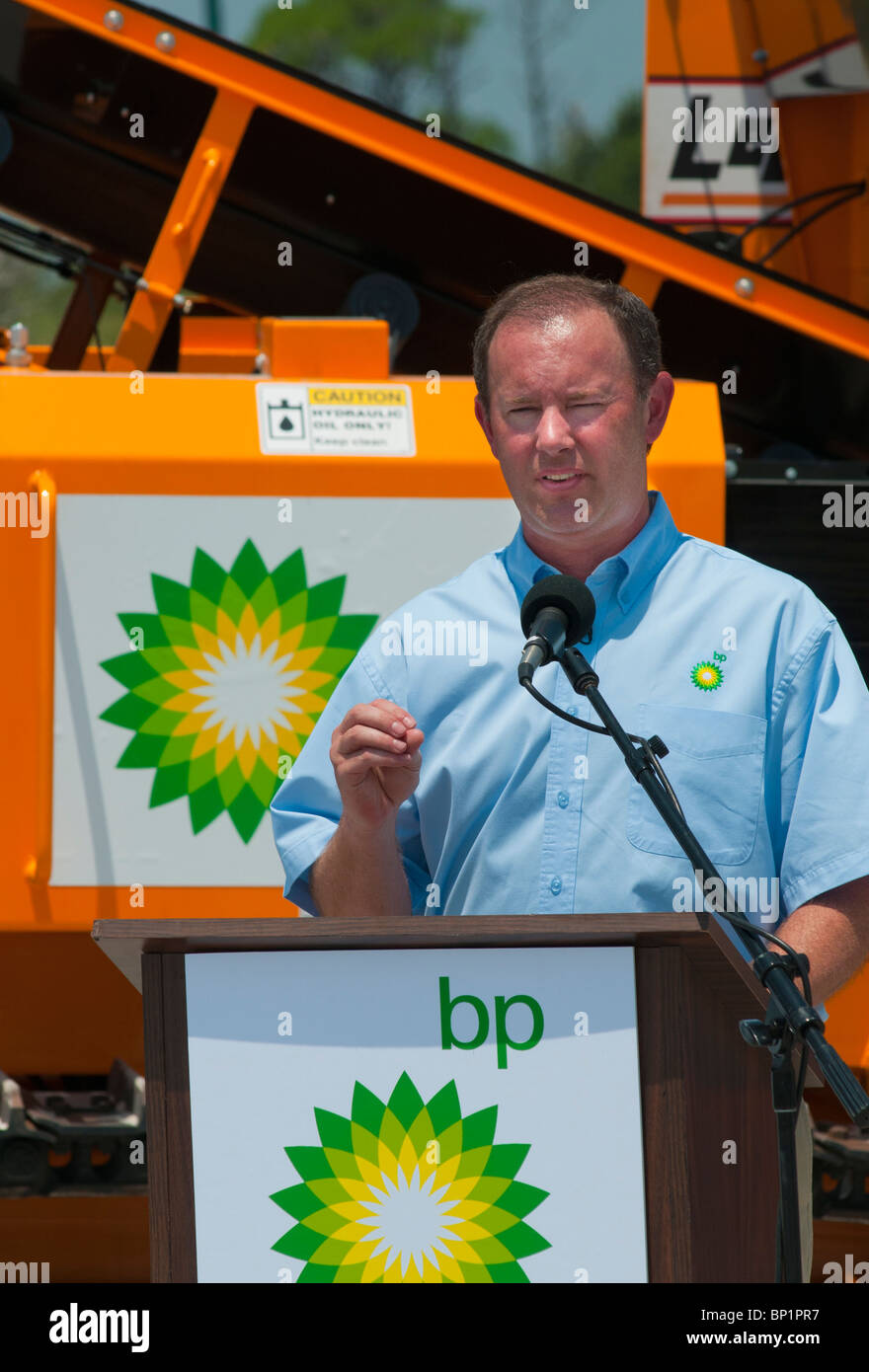 BP Mobile Incident Commander Keith Seilhan spiega le caratteristiche del "e" squalo beach nel sistema di pulizia. Foto Stock