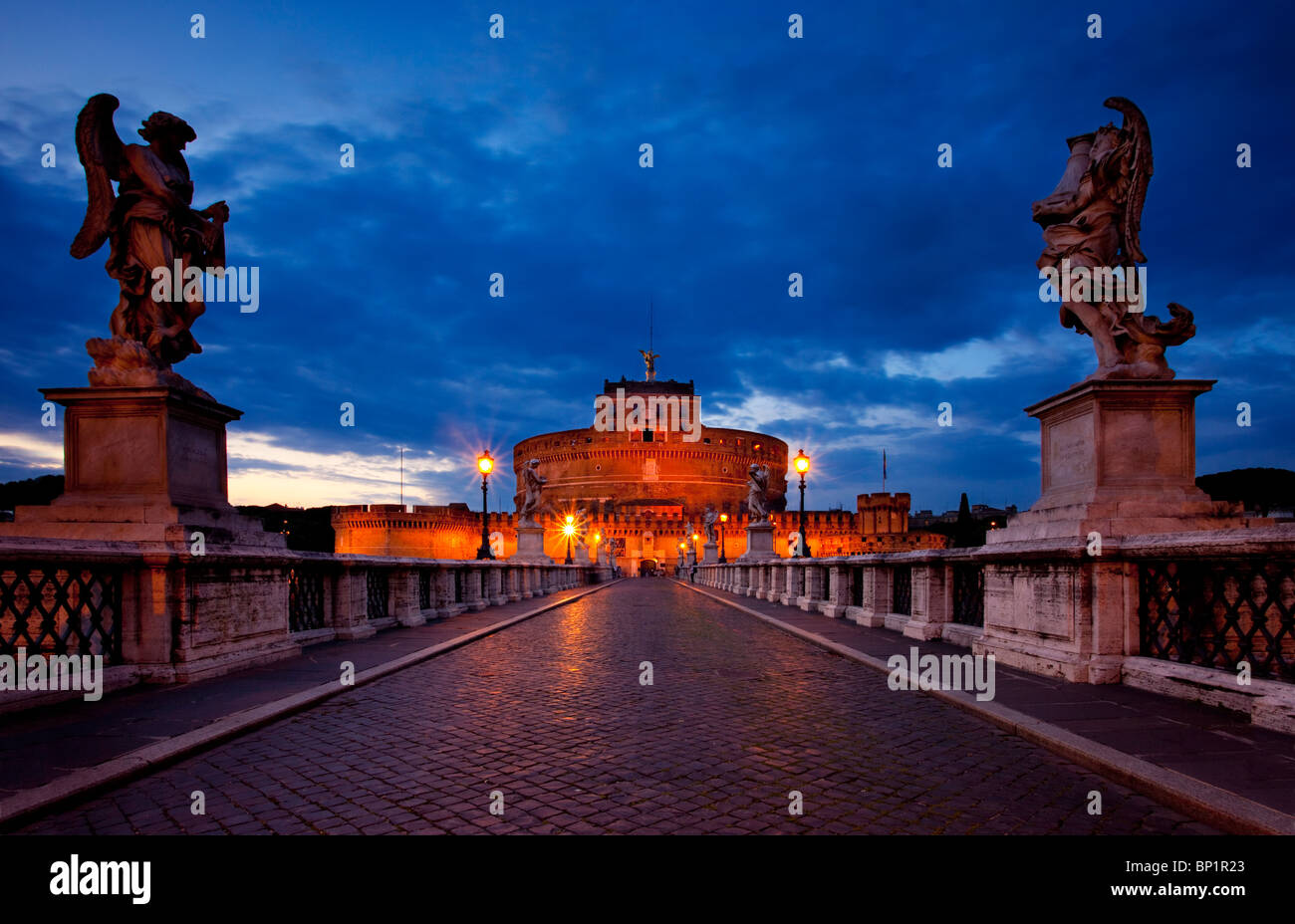 Twilight vista su Ponte Sant Angelo di Castel Sant'Angelo a Roma, lazio italia Foto Stock