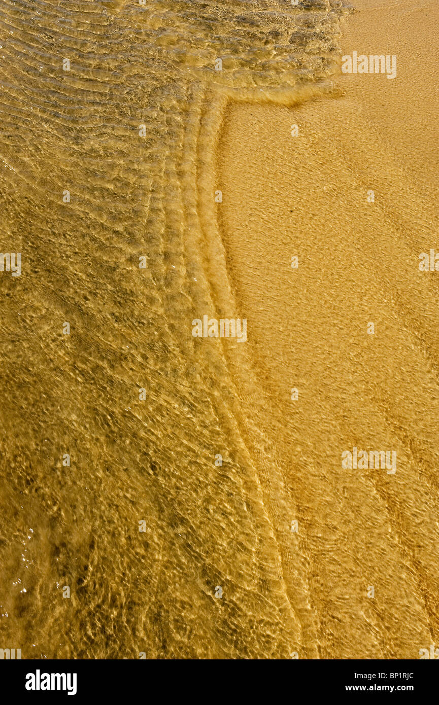 L'acqua che scorre su una spiaggia. Foto di Gordon Scammell Foto Stock
