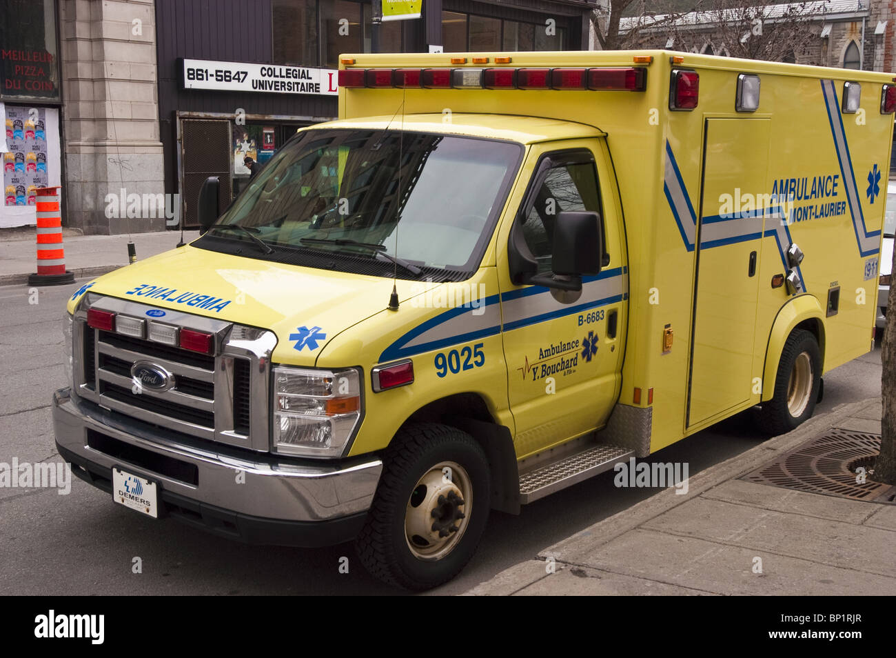 Giallo auto ambulanza Mont-Laurier, St Denis Street, rue Saint-Denis, Quartier Latin, Quartiere Latino, Montreal, Quebec, Canada Foto Stock