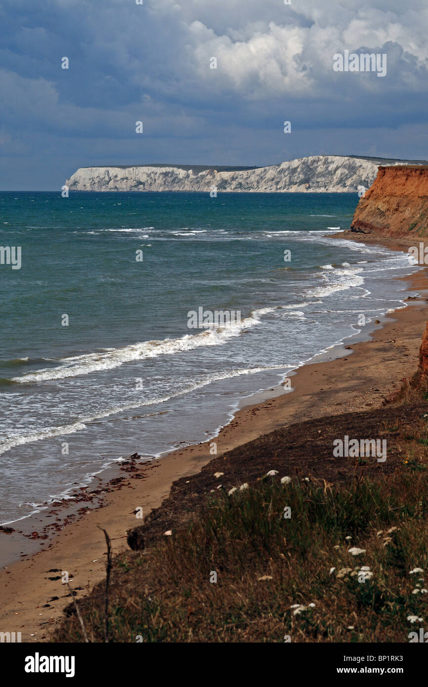 Scena costiere sul lato ovest dell'Isola di Wight, Inghilterra - chalk scogliere a fine lontana Foto Stock