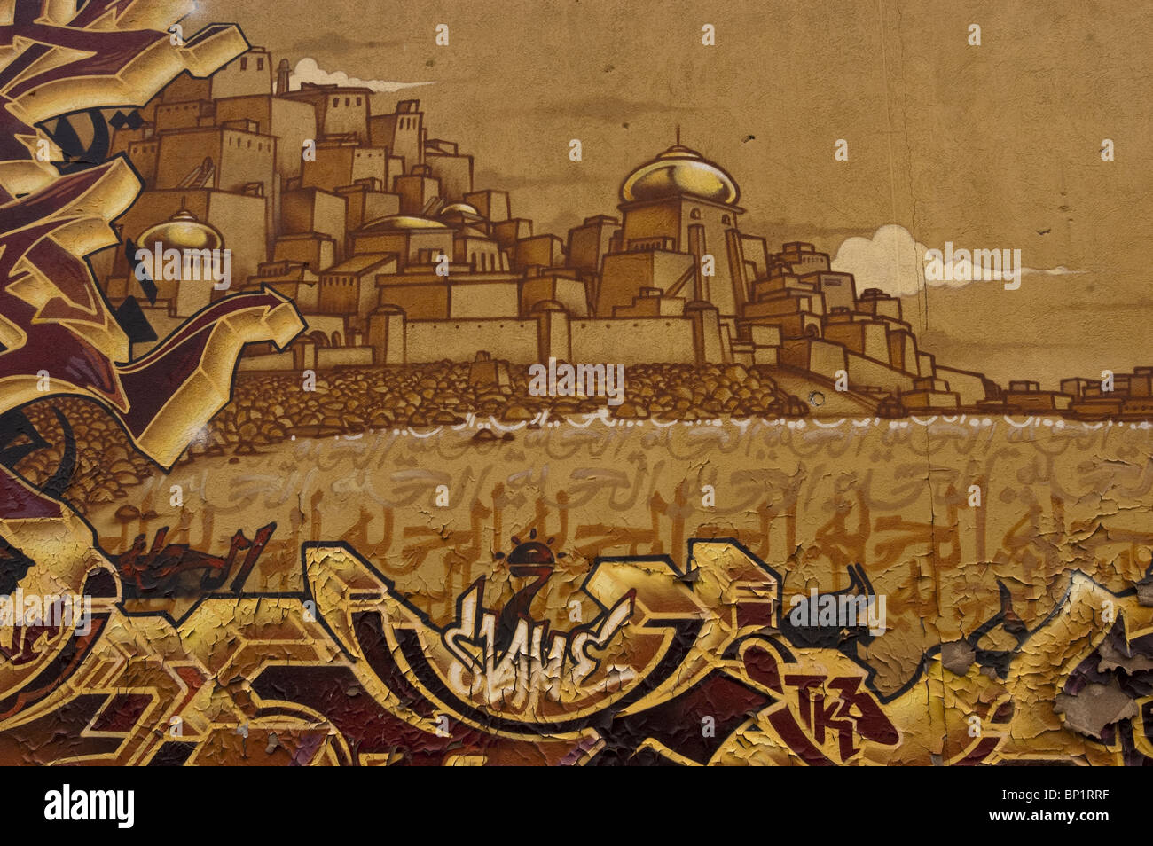 Pittura murale della moschea in Saint Catherine Street a Montreal, Quebec, Canada, con architettura stilizzata e graffiti calligrafici arabi. Foto Stock