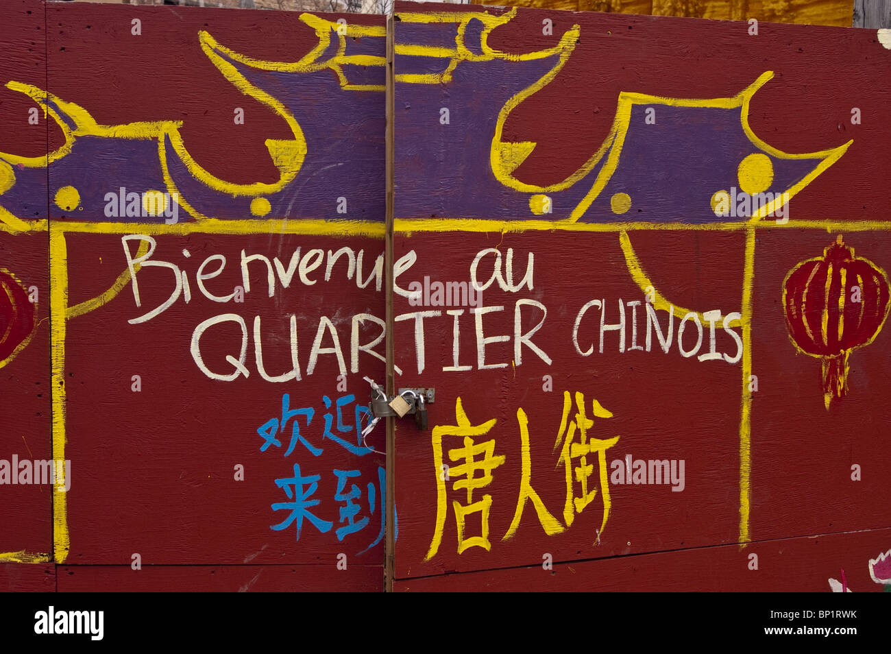 Bienvenue au Quartier Chinois, benvenuti al Chinatown, Montreal, Quebec, Canada. Insegna dipinta a mano su un cancello rosso in legno con lucchetto. Foto Stock