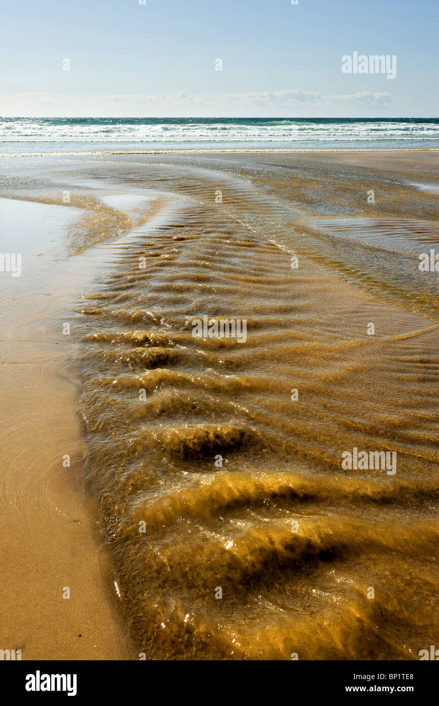 L'acqua che scorre verso il mare. Foto di Gordon Scammell Foto Stock