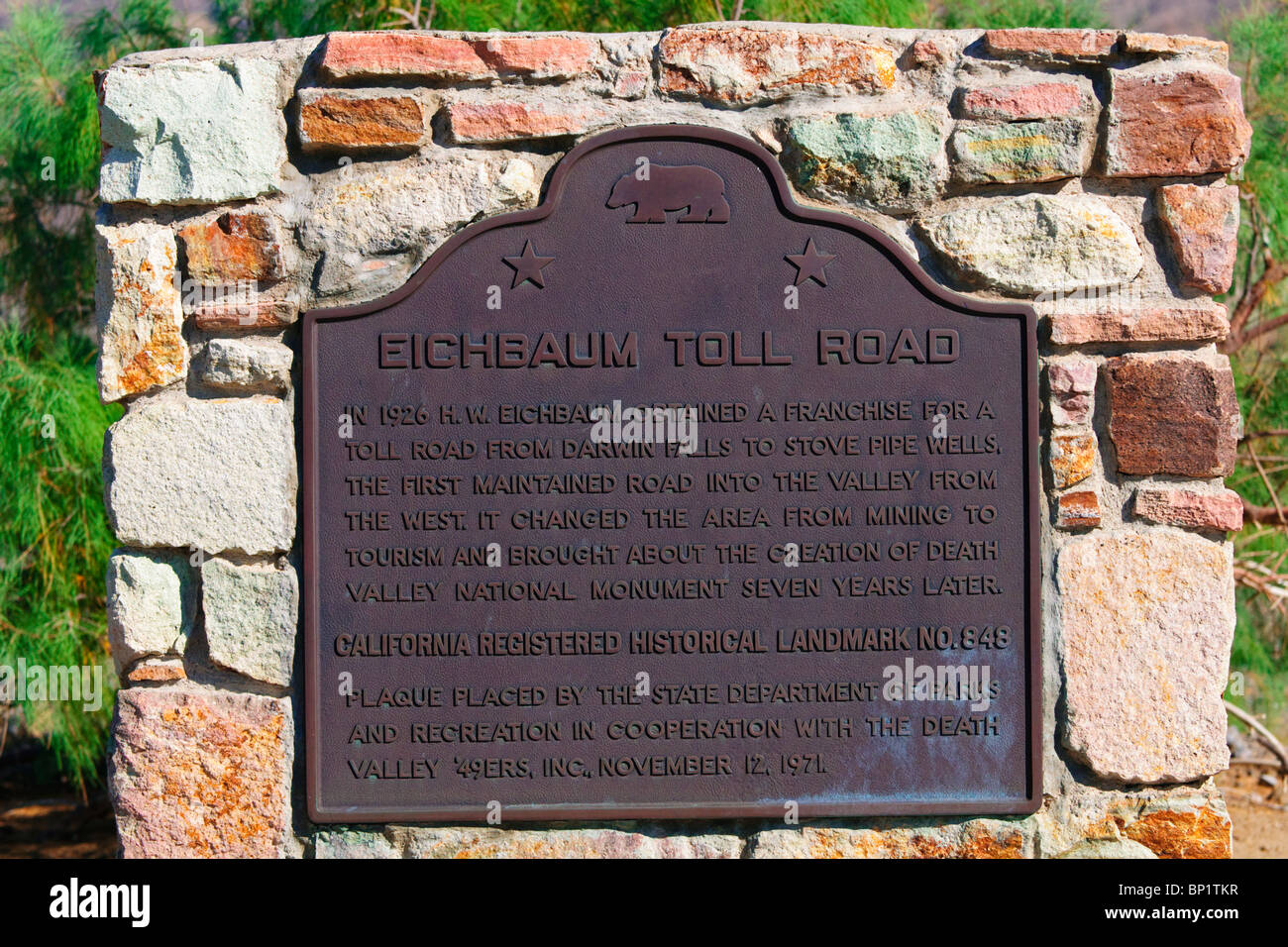 Placca storico segna il Eichbaum strada a pedaggio (prima strada turistica nella Valle della Morte), il Parco Nazionale della Valle della Morte. California Foto Stock