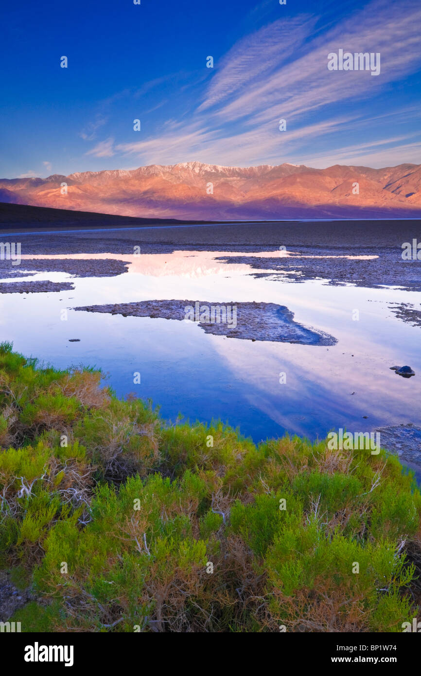 Badwater e telescopio picco ad Alba, il Parco Nazionale della Valle della Morte. California Foto Stock