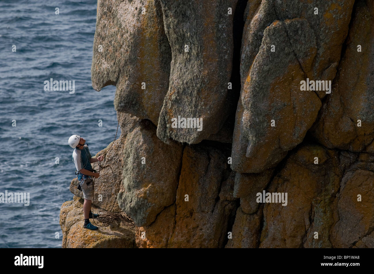 Un scalatore sulle rocce a testa Gwennap in Cornovaglia. Foto di Gordon Scammell Foto Stock