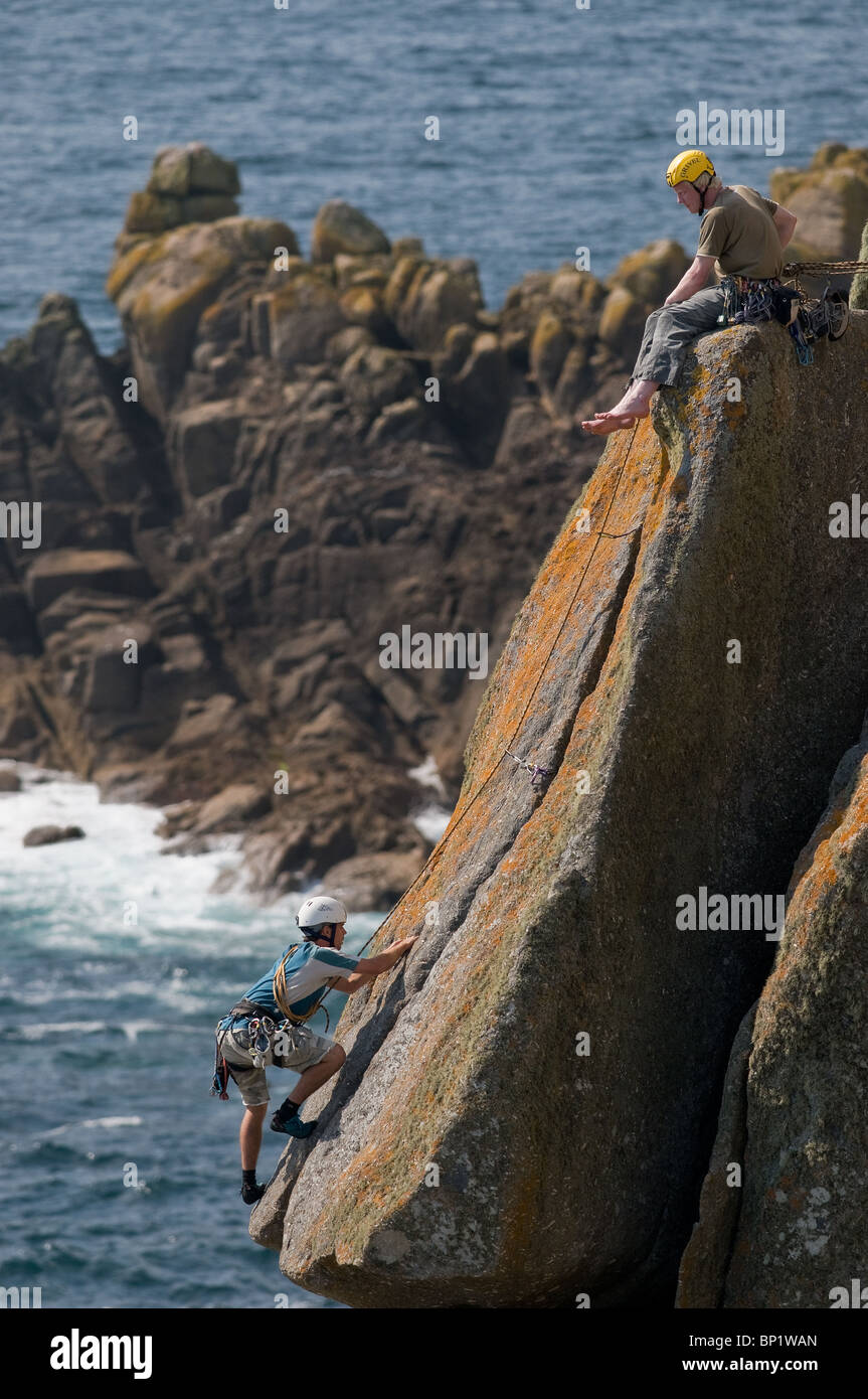 Gli scalatori sulle rocce della costa di testa Gwennap in Cornovaglia. Foto Stock