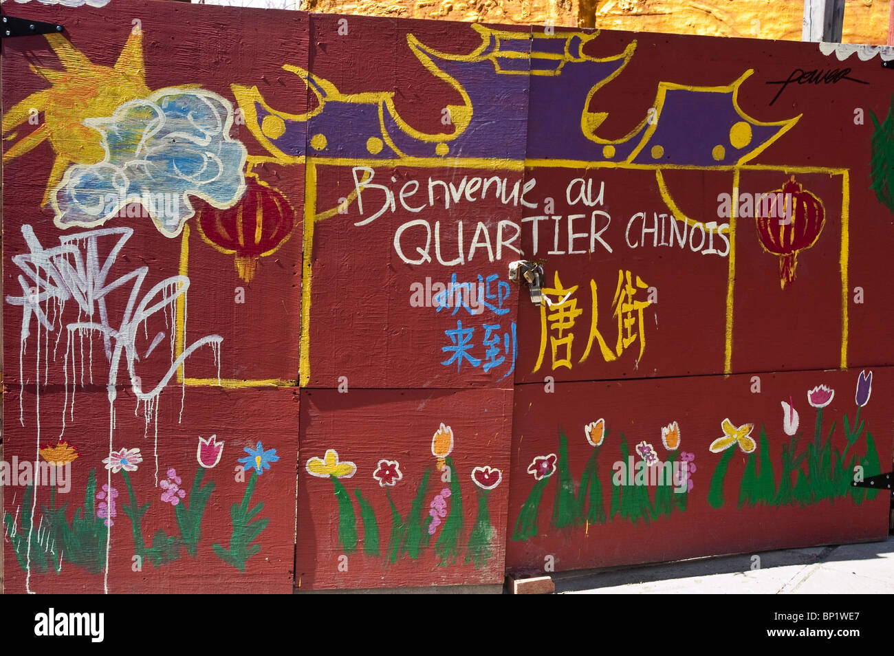 Graffiti Bienvenue au Quartier Chinois presso Montreal Chinatown, Quebec, Canada. Colorata Street art su una recinzione rossa in legno con testo francese e cinese. Foto Stock