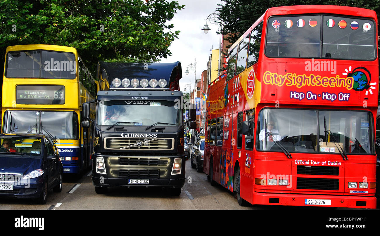 Vetture autobus e camion in corrispondenza di una intersezione a Dublino Irlanda Foto Stock