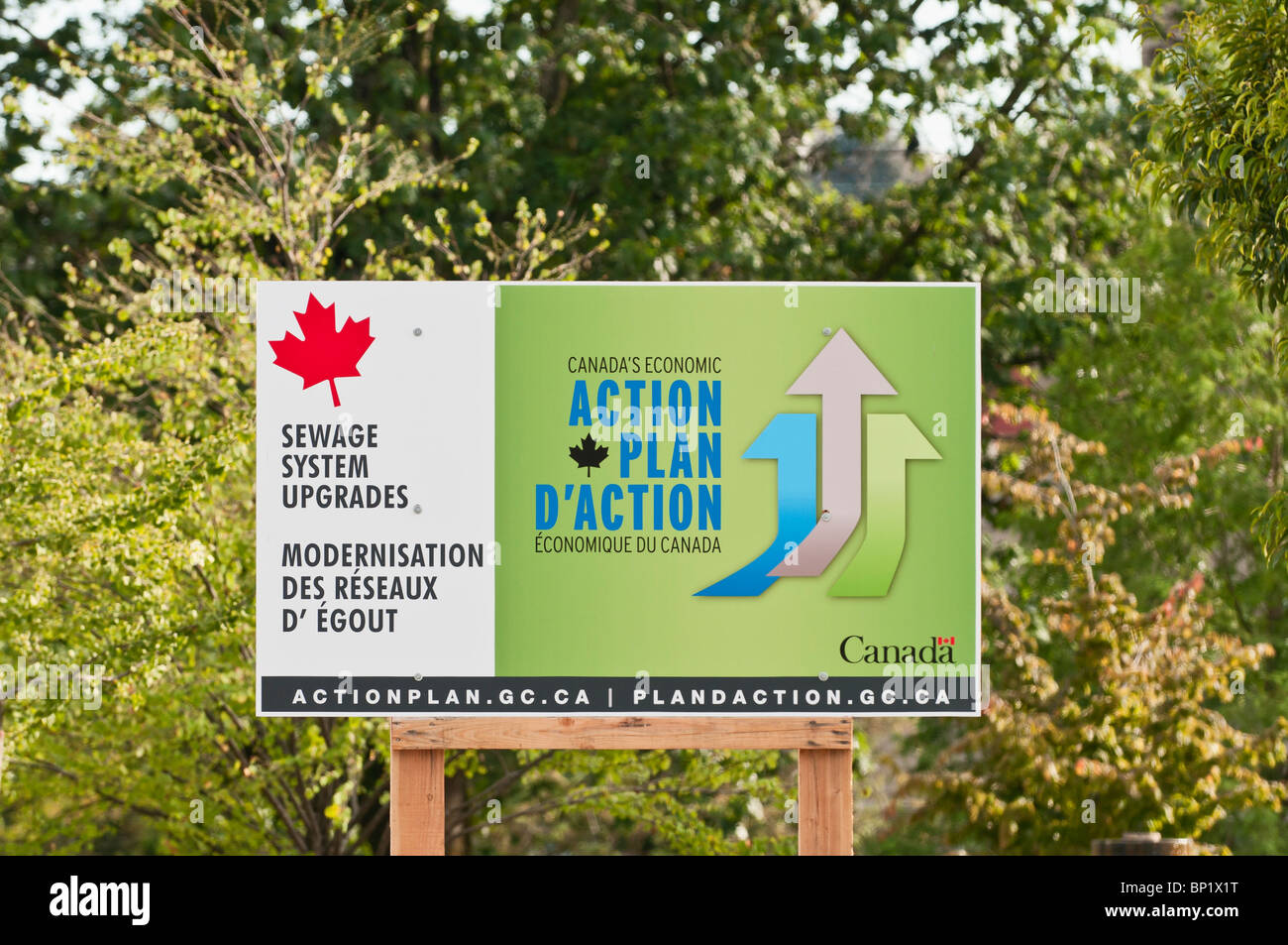 Un governo canadese ' 'azione economica " Piano di stimolo dell'infrastruttura progetto (sistema di scarico delle acque reflue upgrade) segno,Vancouver. Foto Stock