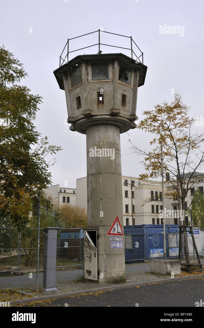 Erna-Berger-Strasse del muro di Berlino in torre di osservazione Foto stock  - Alamy