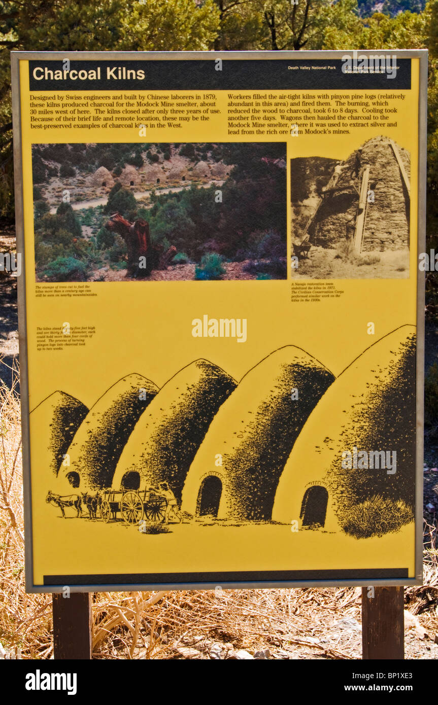 Dichiarazioni interpretative segno all'Wildrose carbonaie, Parco Nazionale della Valle della Morte. California Foto Stock