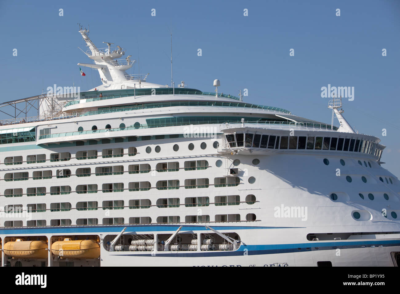 Sovrastruttura del 'Voyager dei mari " nave passeggeri al fianco di napoli Italia. Foto Stock