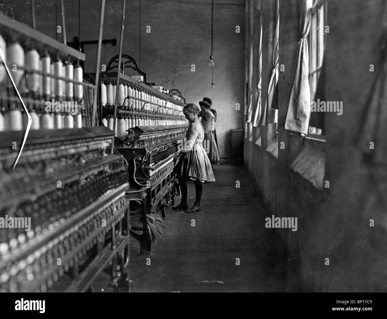 Bambino a lavorare nel mulino di cotone nel 1908 Foto Stock