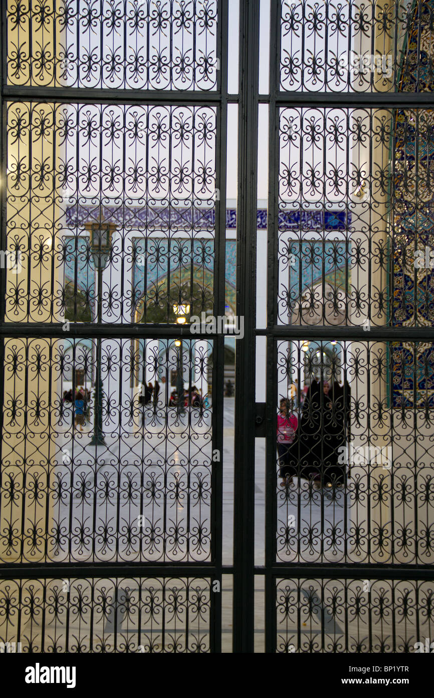 Il gateway in uno di Siria la maggior parte delle magnifiche moschee, Sayyida Zainab dove molti pligrims iraniano a prostrarsi Foto Stock