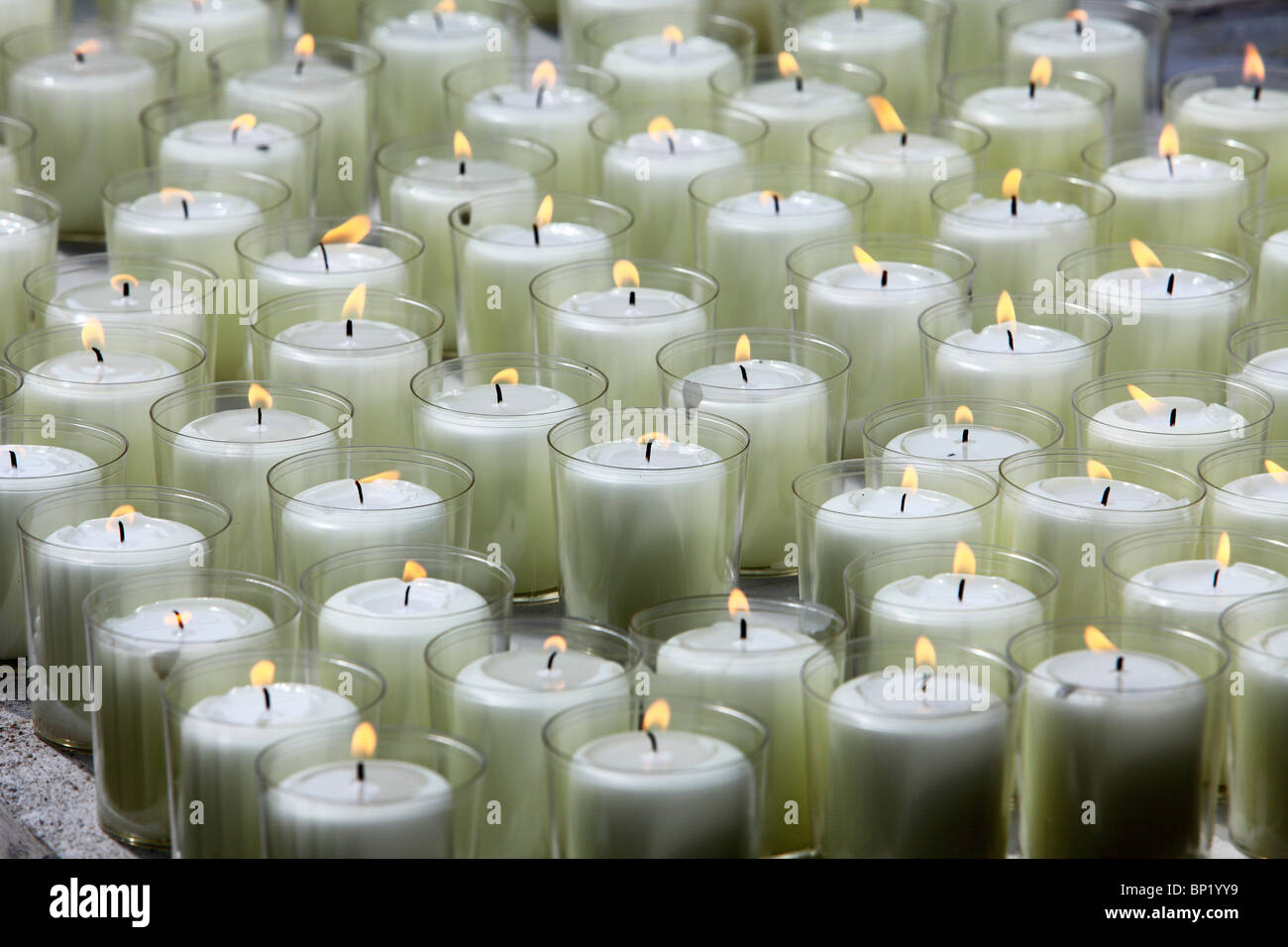 Molte candele bianche. Foto Stock