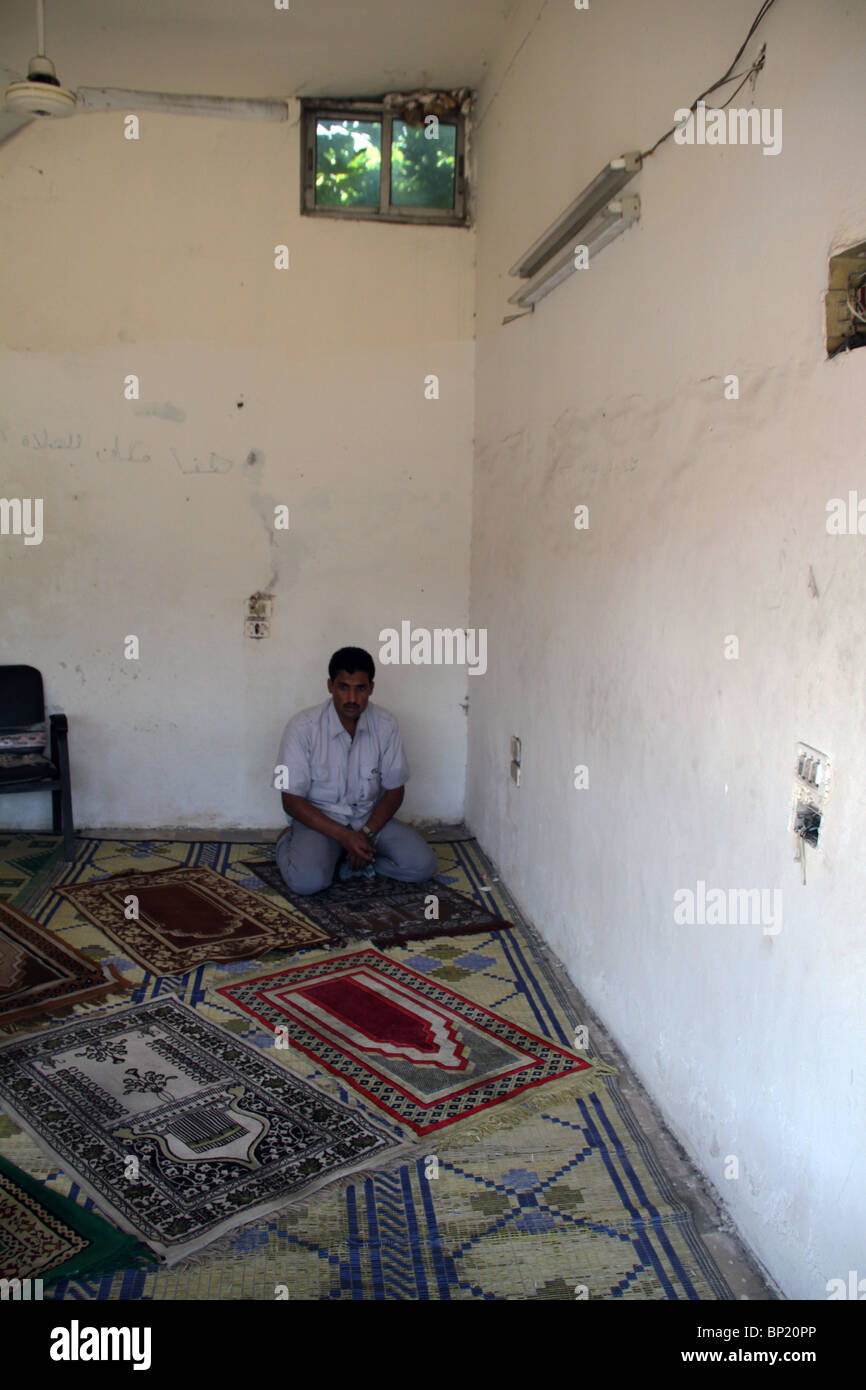 Uomo in sala di preghiera presso la stazione degli autobus di Laodicea Foto Stock