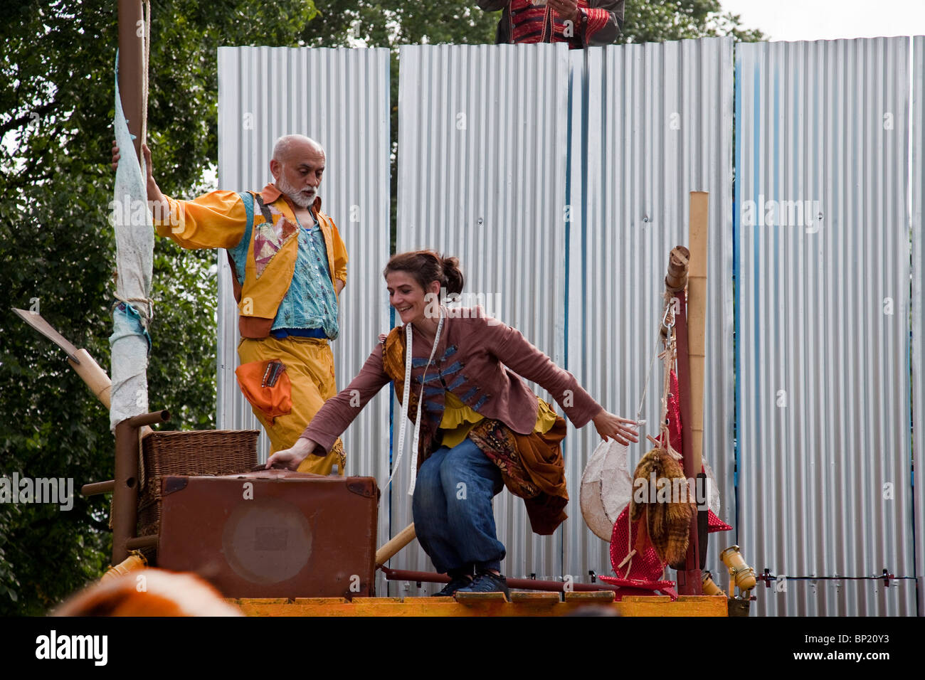 Gli attori di eseguire il nuovo dramma in-la-round Cargo, un gioco di esplorare i problemi di migrazione, a Edimburgo Mela 2010 Foto Stock