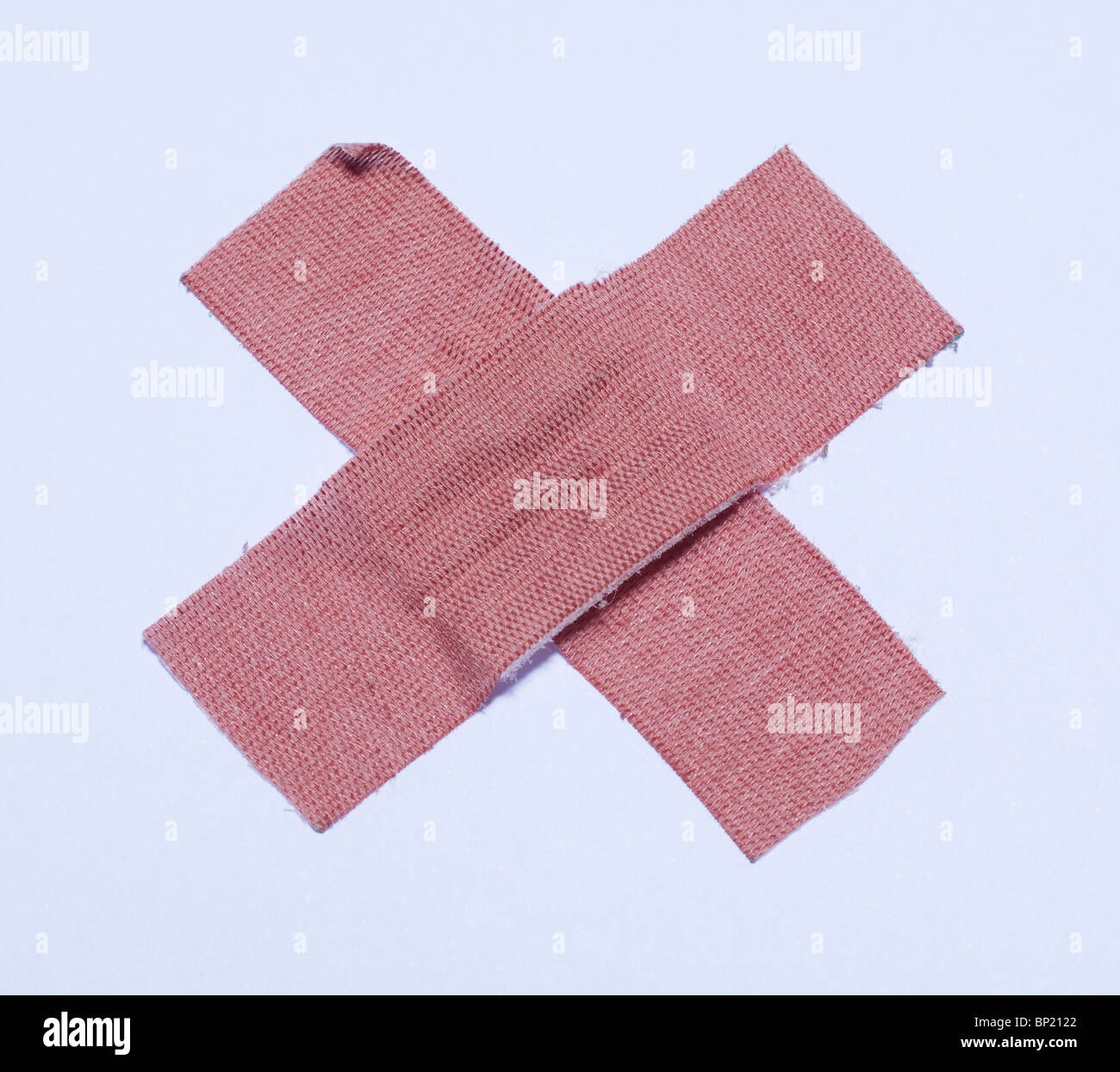 Primo soccorso cerotti nella forma di un simbolo x Foto Stock