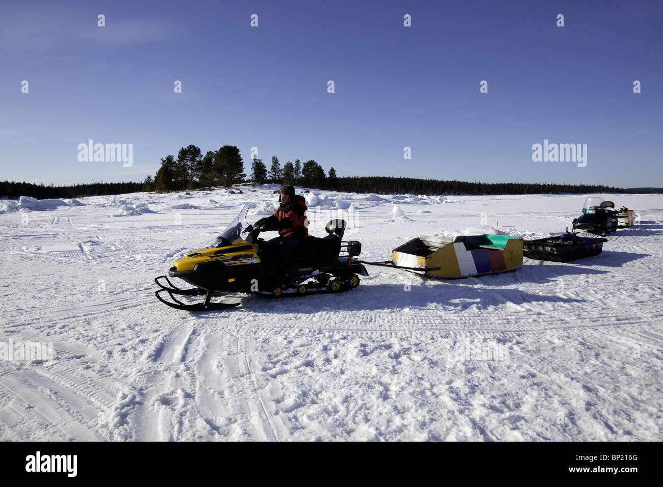 Ski-doo per il trasporto di attrezzature e di subacquei, mare bianco, Carelia, Russia Foto Stock
