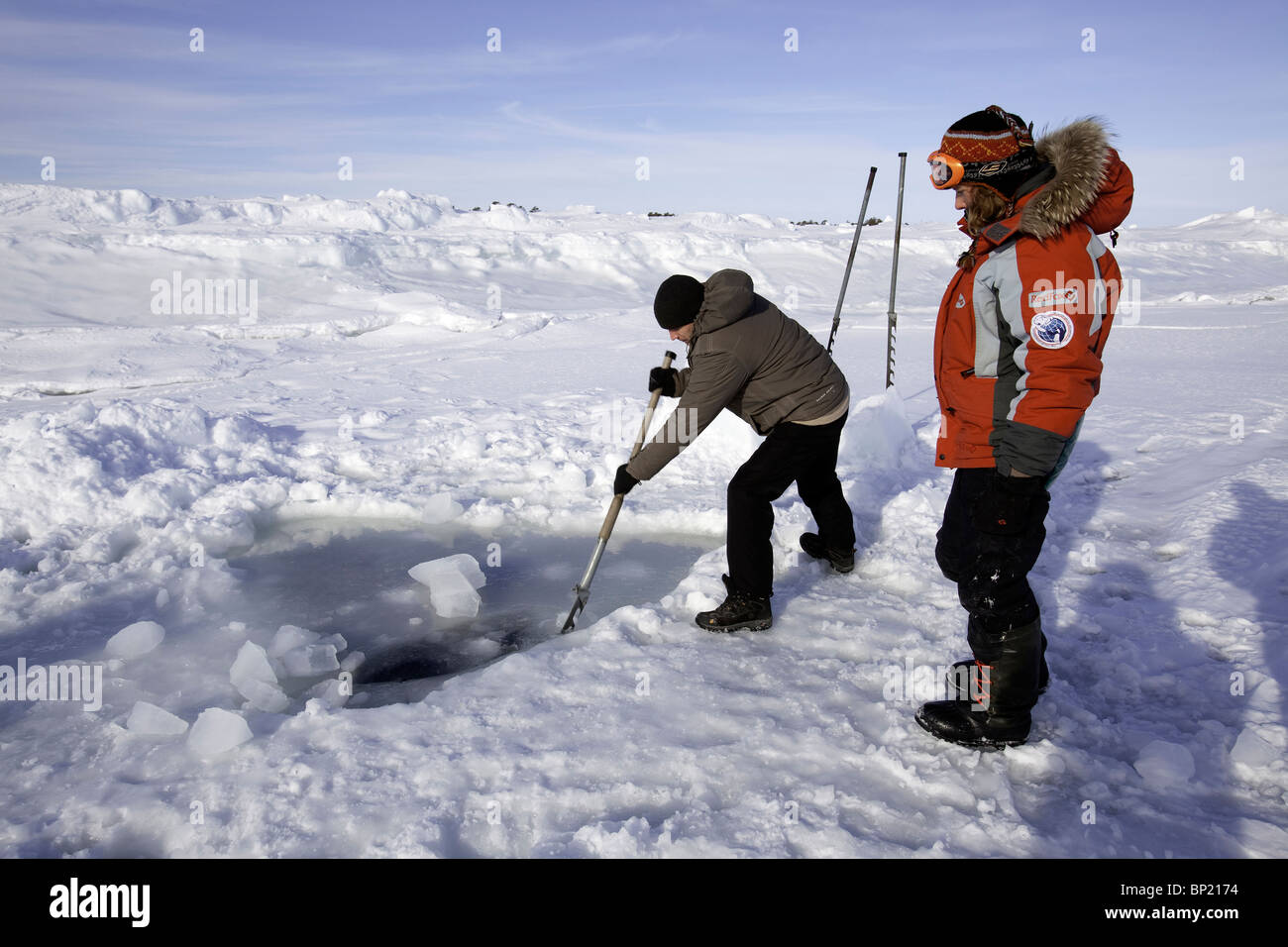 Preparativi per Immersioni sotto il ghiaccio, Mare Bianco, Carelia, Russia Foto Stock