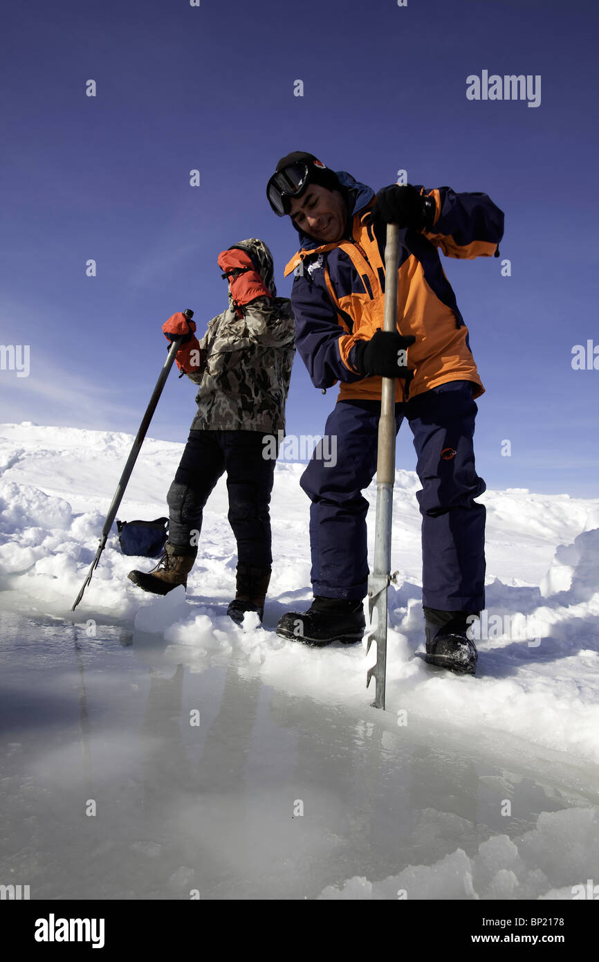 Preparativi per Immersioni sotto il ghiaccio, Mare Bianco, Carelia, Russia Foto Stock