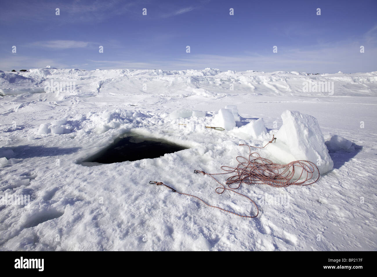 Sawed foro di ingresso per Immersioni sotto il ghiaccio, Mare Bianco, Carelia, Russia Foto Stock