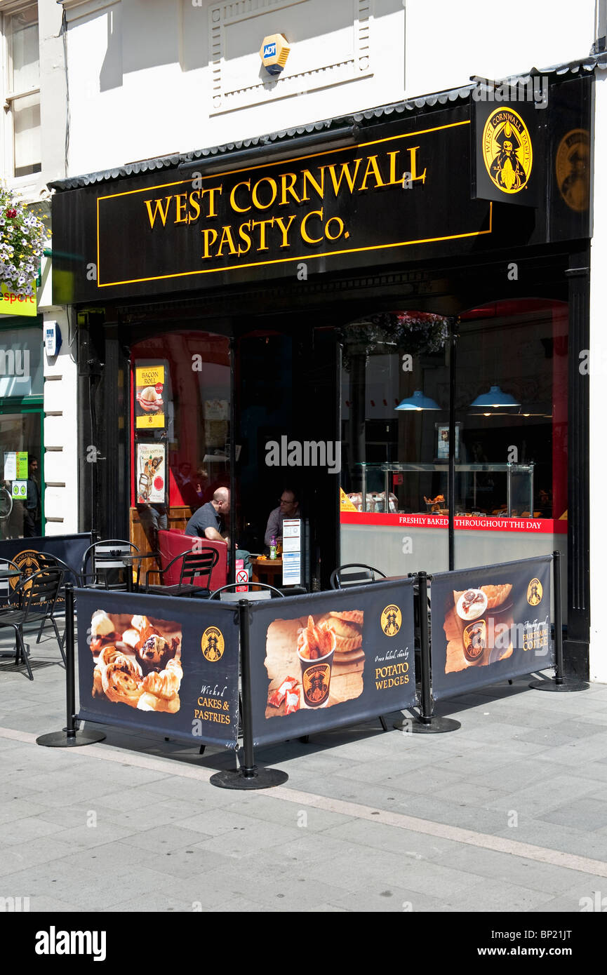 West Cornwall passato Co negozio outlet di Leicester City con posti a sedere esterni. Foto Stock