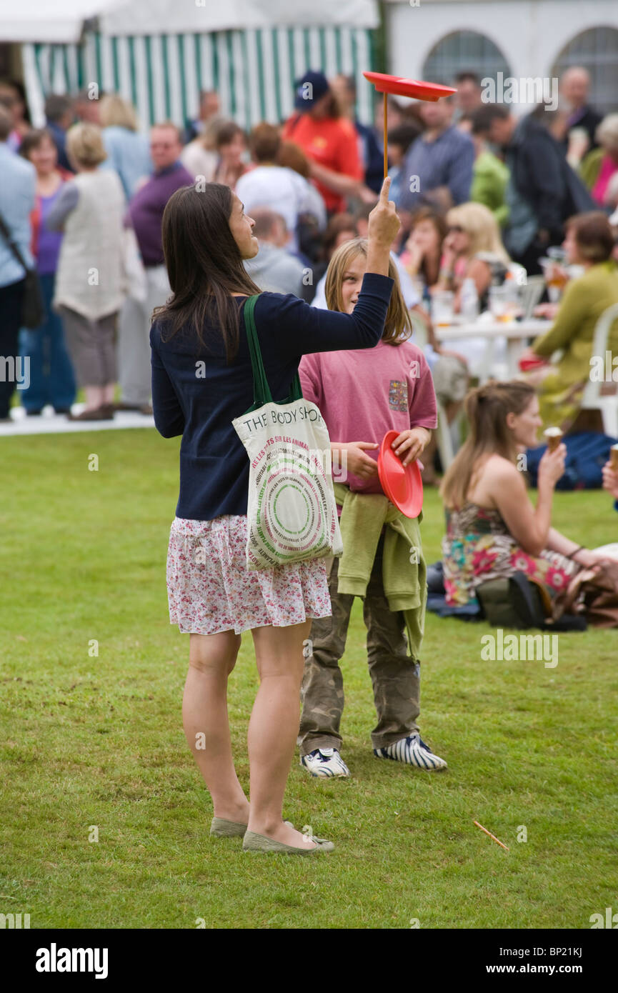 I frequentatori del festival il relax e la coda sul prato a Brecon Jazz Festival 2010 Foto Stock