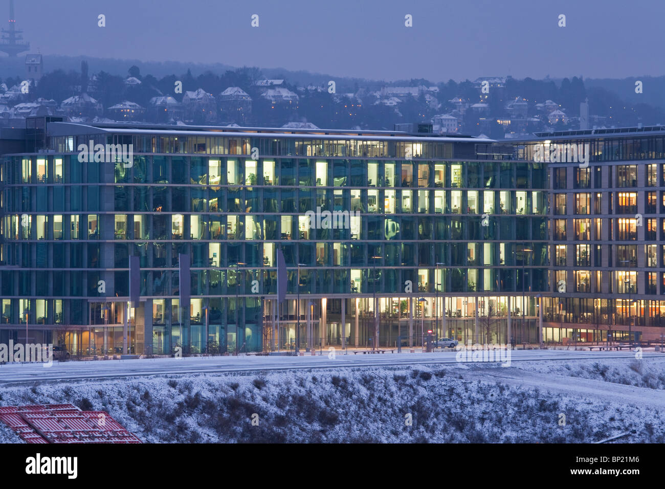 Moderno edificio di sera, Stoccarda, BADEN-WURTTEMBERG, Germania Foto Stock