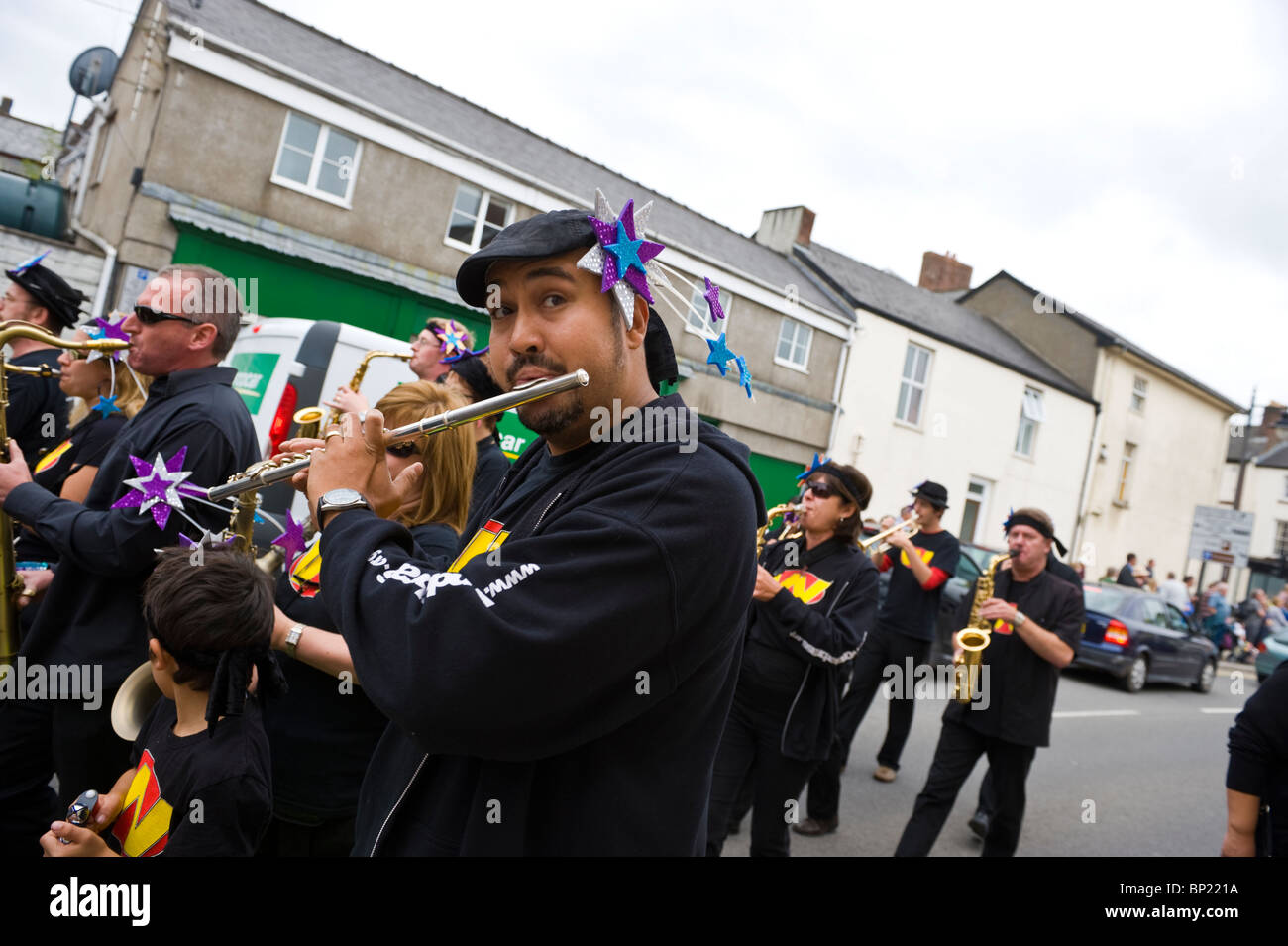 Ottone Wonderbrass jazz band sfilano per le strade della città di Brecon durante Brecon Jazz Festival 2010 Foto Stock
