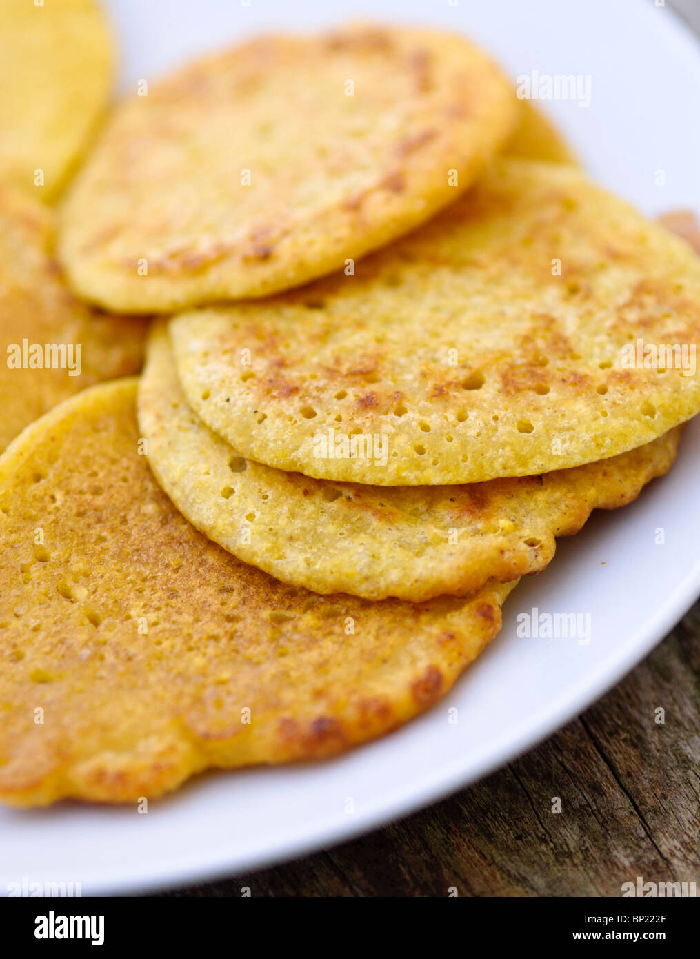 Poco frittelle indiana di ceci farina (chana dal), senza glutine e molto nutriente. Foto Stock