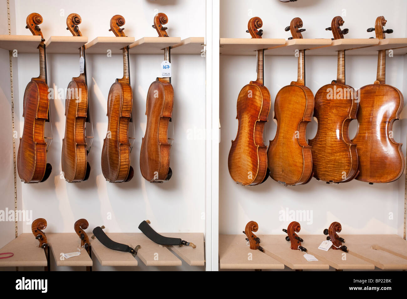 Violini classica di aspettare di essere messo all'asta da Sotheby's a Bond Street, Londra, Regno Unito. Foto:Jeff Gilbert Foto Stock