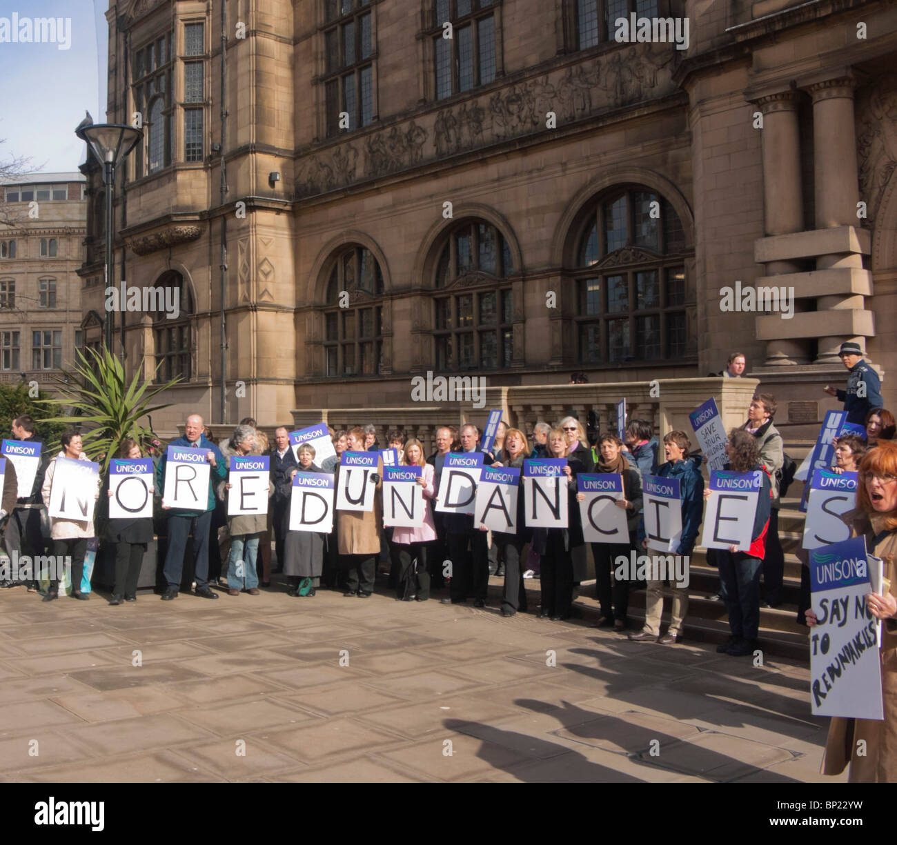 La città di Sheffield governo locale i membri dello staff di Unison Union protesta al di fuori del municipio contro i licenziamenti programmati nel 2004 Foto Stock