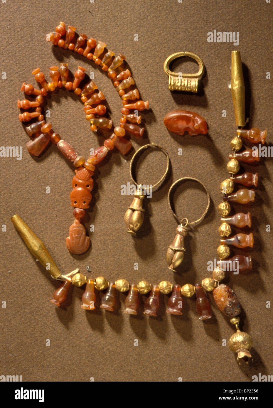 124. Pietre preziose e gioielli in oro, CNAANITE, CA. 14TH C. BC scavata nella CARO-EL BALACH, a sud della striscia di Gaza Foto Stock