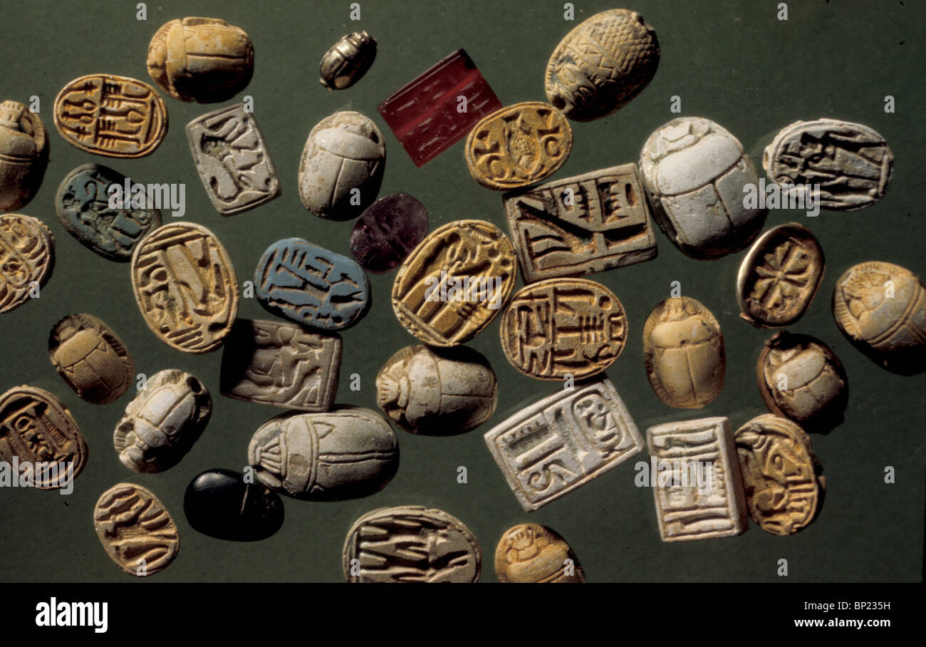 128. Gli scarabei e preziosi gioielli in pietra, CNAANITE, ca.14TH C. BC scavata nella CARO-EL BALACH, a sud della striscia di Gaza Foto Stock