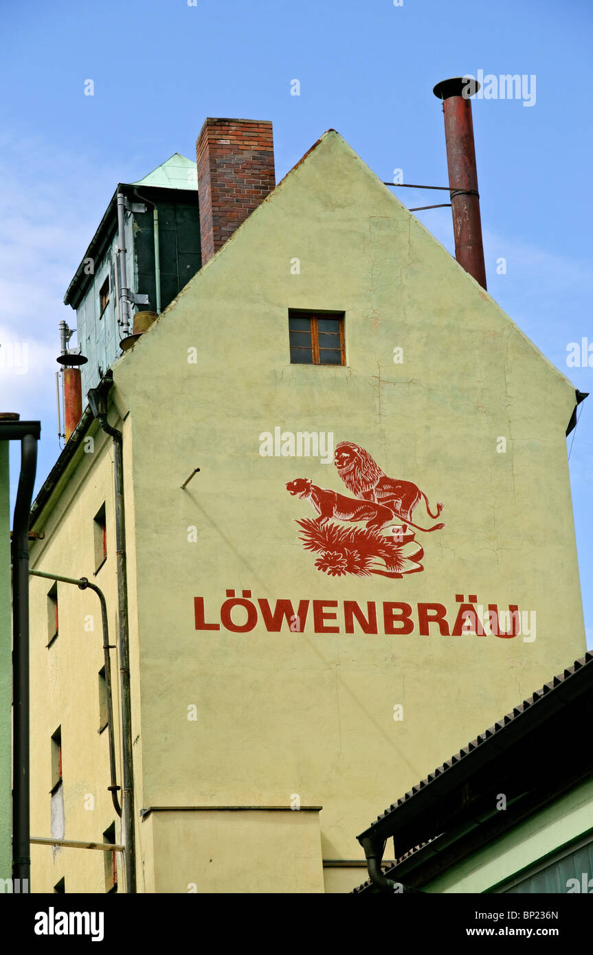 Birreria Löwenbräu nella piccola cittadina di Buttenheim, Franconia, Baviera, Germania. Foto Stock