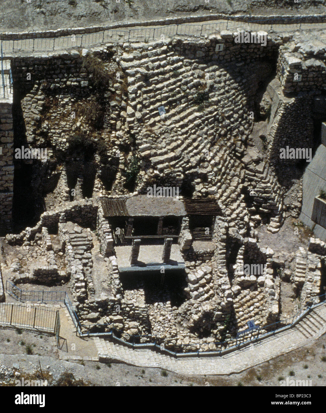 164. Città di David, AREA G' con la parete di appoggio di una 10TH. C. BC. Struttura Foto Stock
