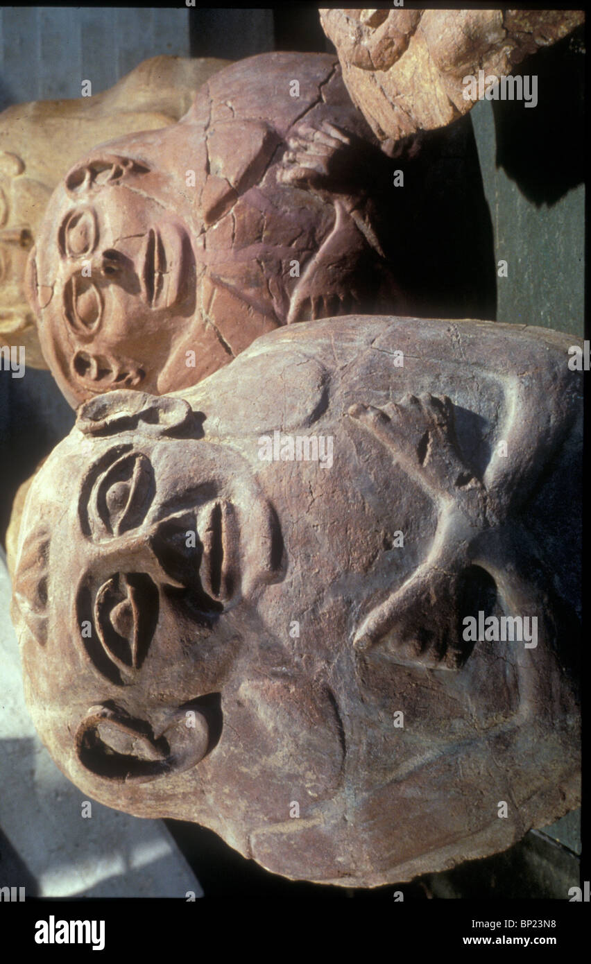 Sarcofagi antropoidi scavato a sud di Gaza risalente al tardo periodo CNAANITE; 14-13TH. C. a. C. Parecchie dozzine di questi CALY Foto Stock