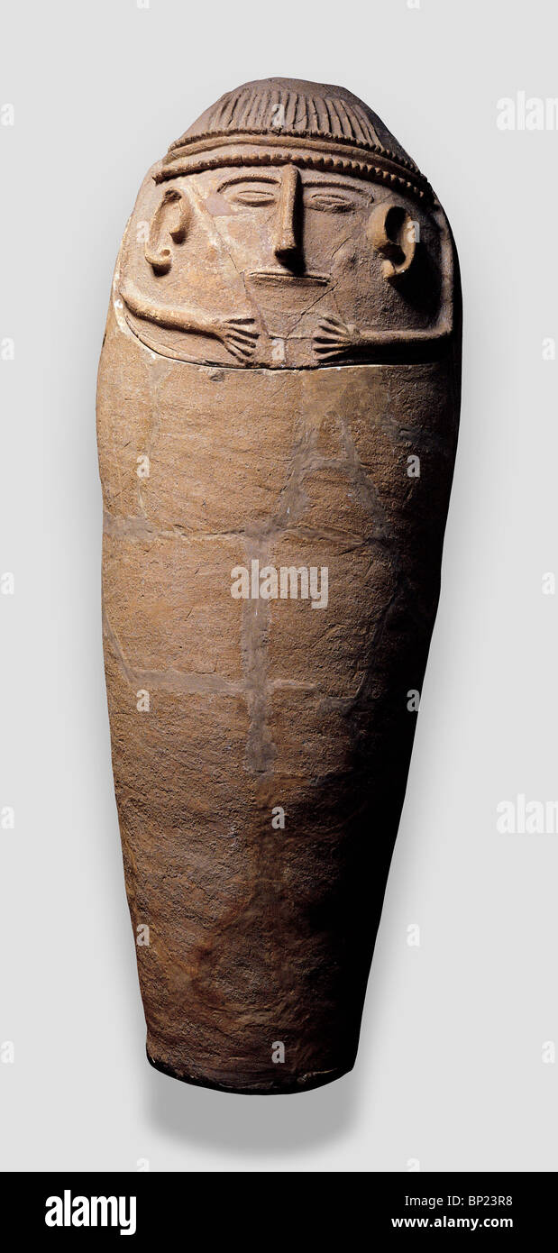 ANTROPHOID SARCOFAGO TROVATO IN BETH SHEAN risalente al 12th-11th. C. BC. Nota Il Filisteo tipica acconciatura Foto Stock