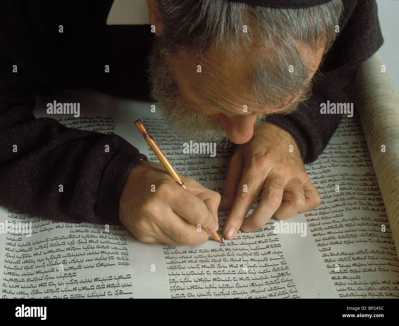 Rotolo di Torah è stata scritta a mano su carta pergamena con un graffietto professionale con i tradizionali strumenti di scrittura penne REED & FETHERS Foto Stock