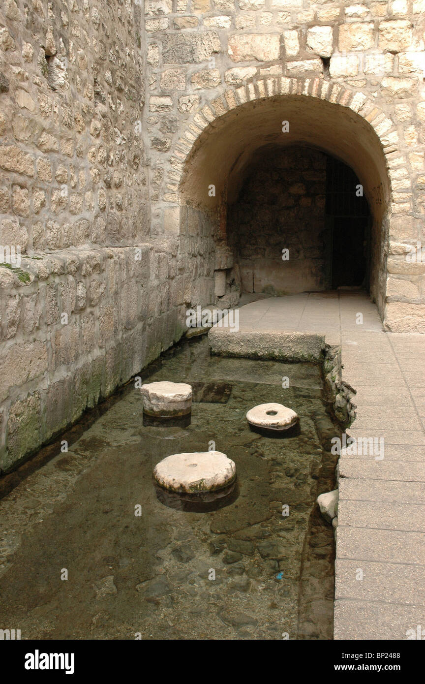 Piscina di Siloe - L'entrata sud di Ezechia il tunnel. Antiche tradizioni attribuiscono alle acque di Siloe THERAPEUTHIC Foto Stock