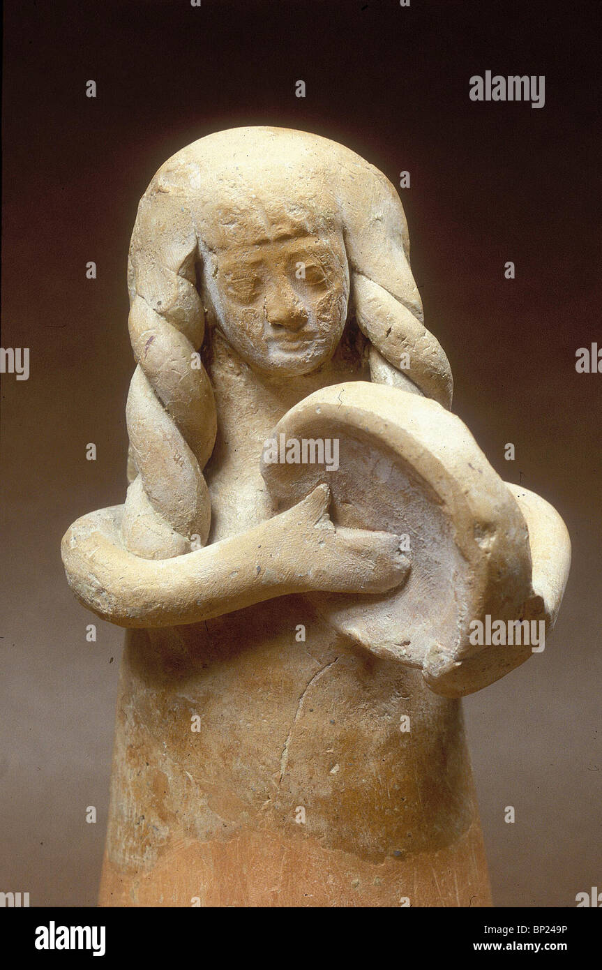 453. Statuetta in ceramica di una femmina di TAMBURINE PLAYER, risalente 9-8Th. C. a. C. Da SHIKMONA (costa settentrionale di Israele) Foto Stock