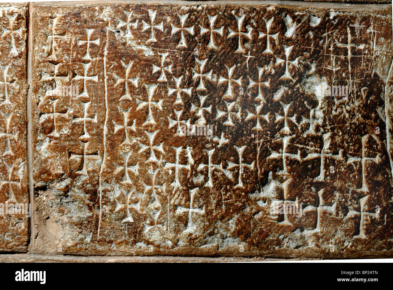 649. Santo Sepolcro-croci incise dai soldati CRUSSADER e pellegrini sulle pareti di pietra della chiesa Foto Stock