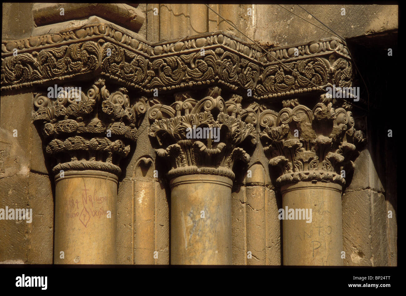 652. Santo Sepolcro, capitelli decorati sul lato sinistro della porta principale della Chiesa, PERIODO CRUSSADER Foto Stock
