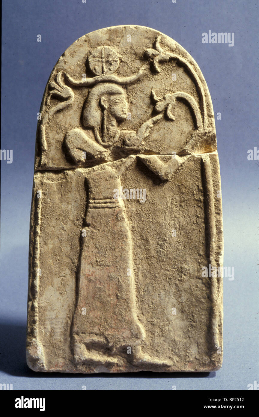 727. Periodo cananeo (1500 - 1200 a.C.) stele di pietra calcarea raffigurante una divinità adorare l albero della vita Foto Stock