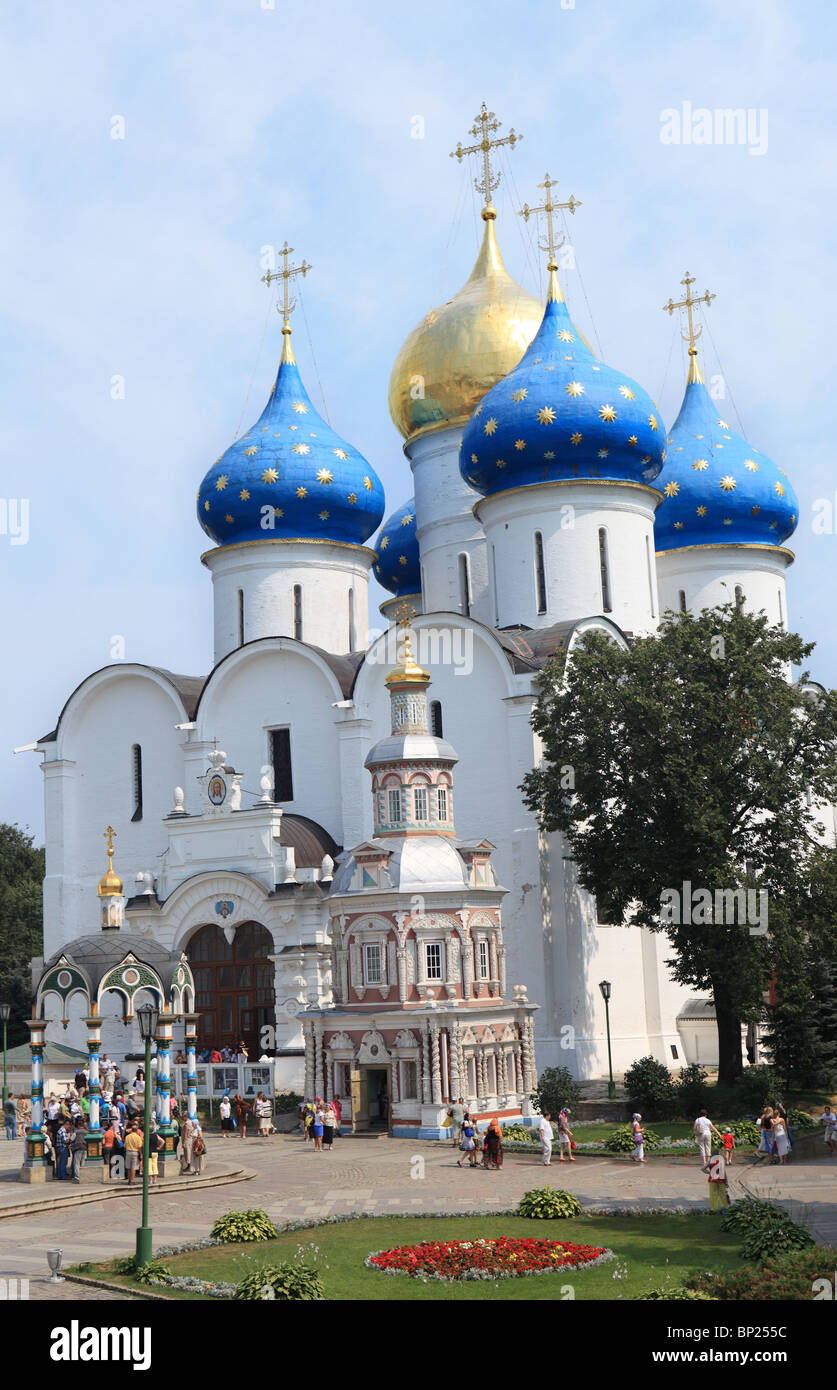 La cattedrale della Dormizione con cappella-su-il bene della Santa Trinità di San Sergio Lavra, Sergiev Posad, distretto di Mosca, Russia Foto Stock